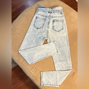 Women’s High Waisted Jeans w Belt